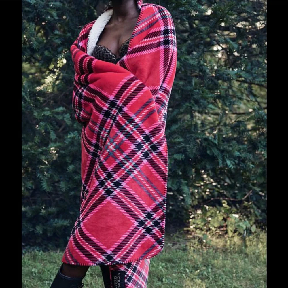 Victoria’s Secret Plaid Sherpa Blanket NWT